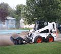 Аренда мини-погрузчика bobcat с навеской: вилы, ковш увеличенный, фреза, щётка в СПб